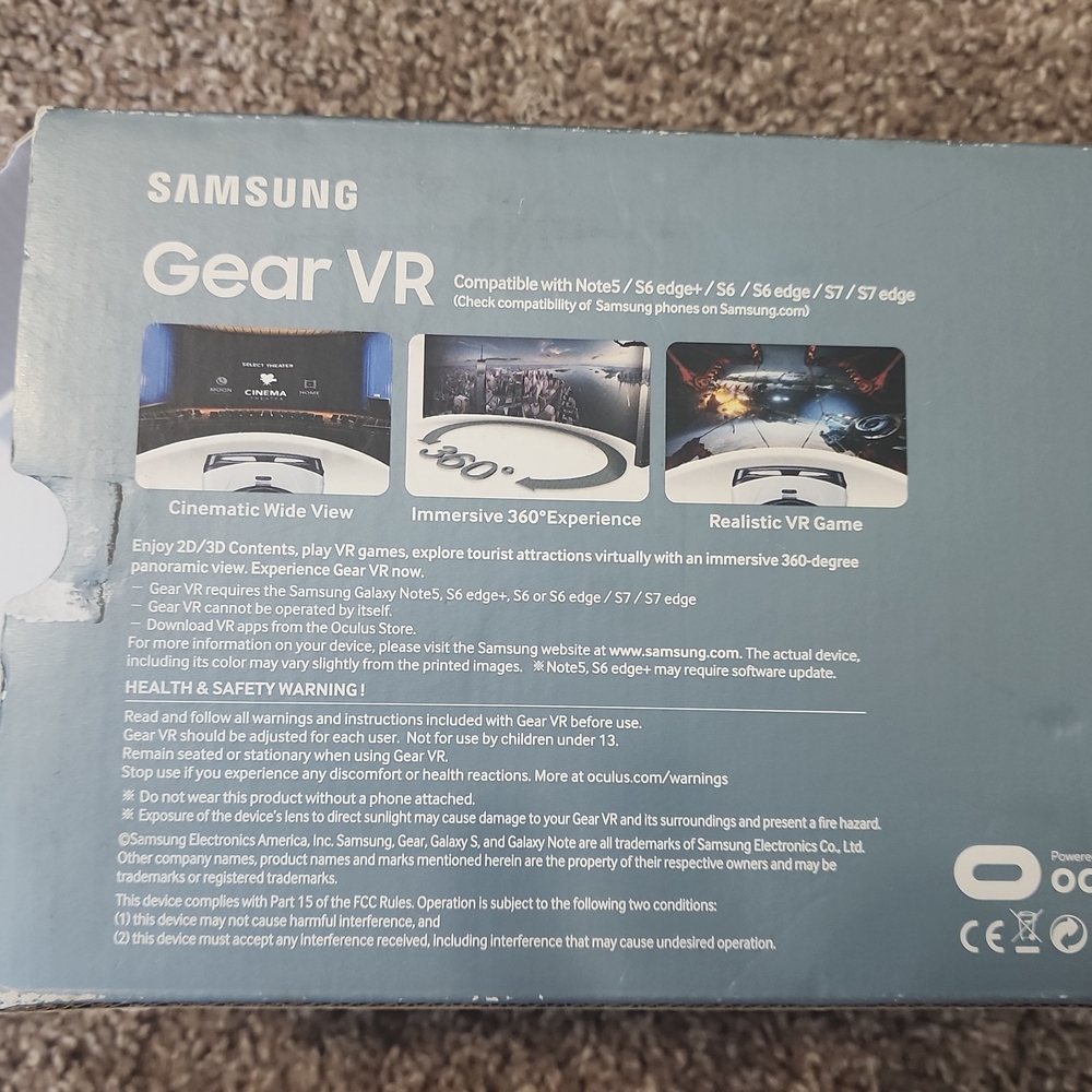 Samsung Gear VR Black and White Smartphone Headset - Picture 2 of 3